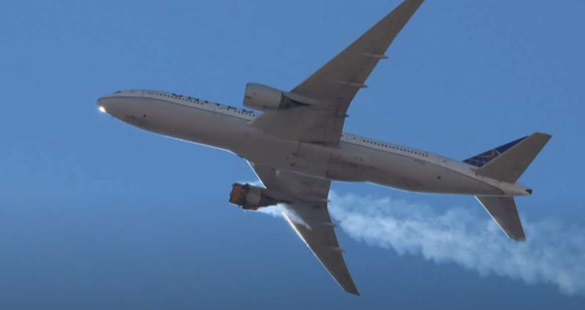 Boeing 777 z płonącym silnikiem