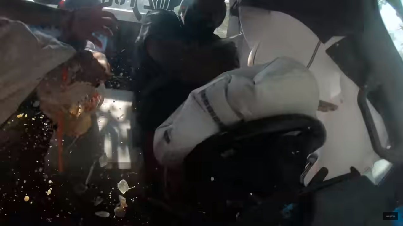 Wideo przedstawia wypadek z wnętrza auta