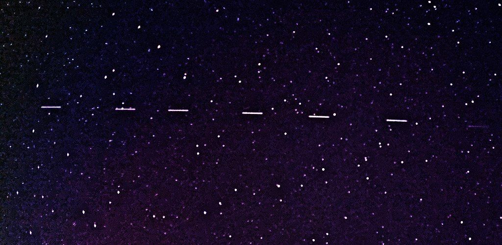 Satelity Starlink na nocnym niebie