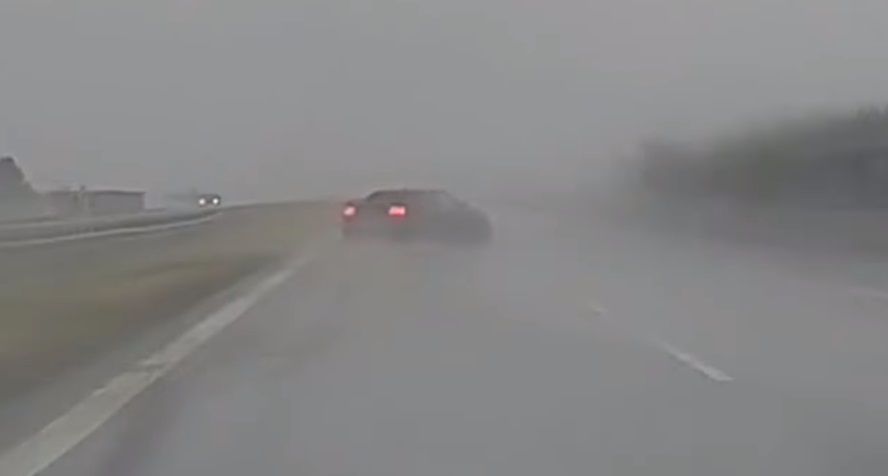 Kierowca mustanga stracił panowanie na drodze przez opady deszczu i prędkość