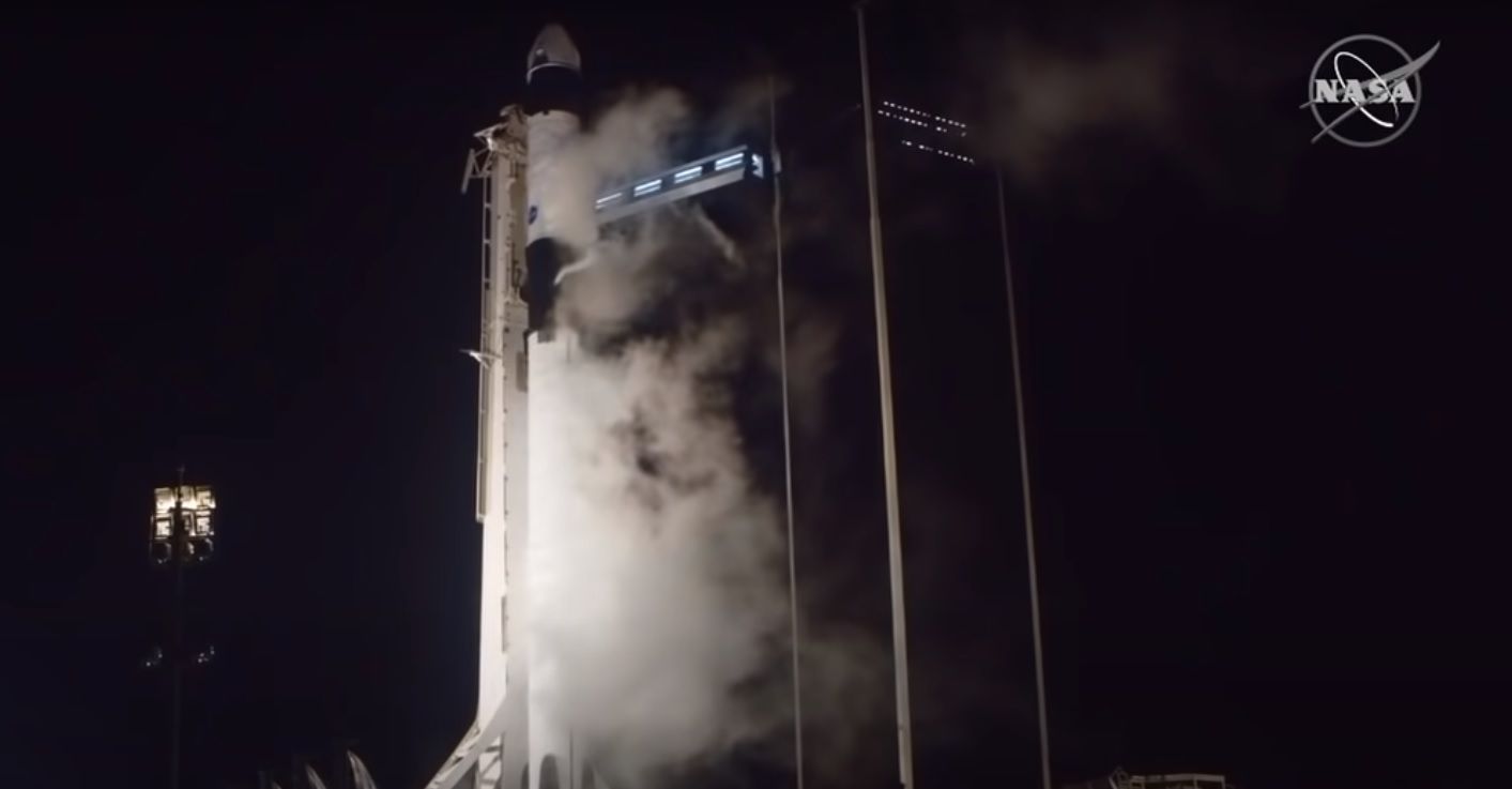 Rakieta Falcon 9 stojąca w bazie w nocy