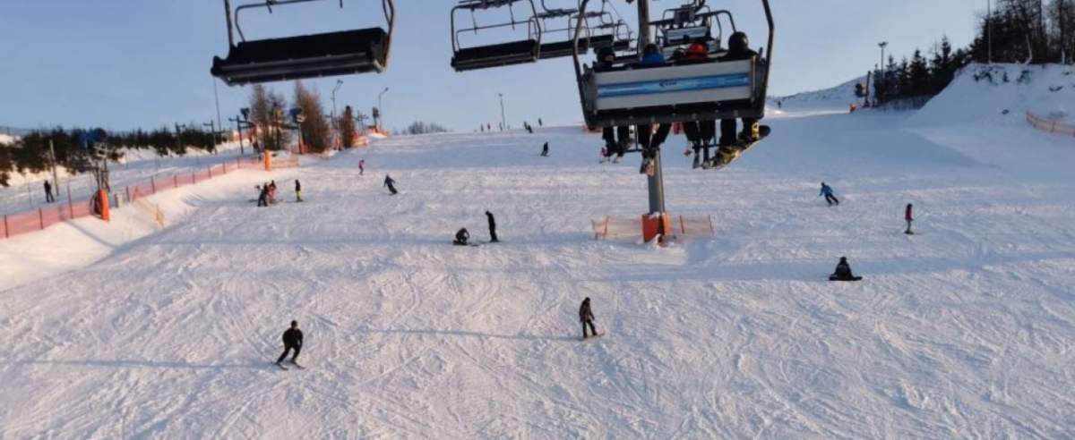 turyści pomagają otwartemu ośrodkowi narciarskiemu