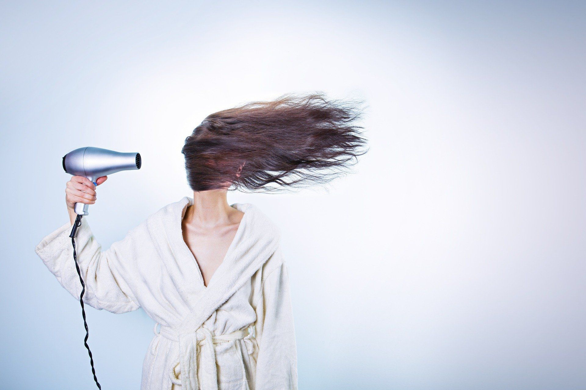 Nadmierne wypadanie włosów – najczęstsze przyczyny i sposoby radzenia sobie z utratą włosów