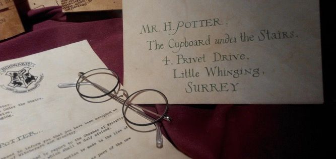 Pojawienie się w księgarniach "Harrego Pottera" zmieniło życie J.K. Rowling oraz fanów przygód czarodzieja na całym świecie