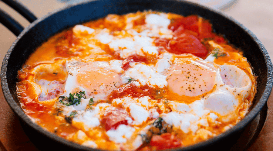  jajka sadzone na pomidorach po grecku