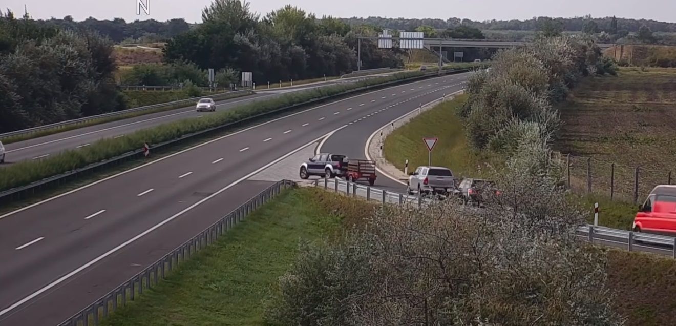 Wideo - kierowca pickupa wjeżdża na autostradę