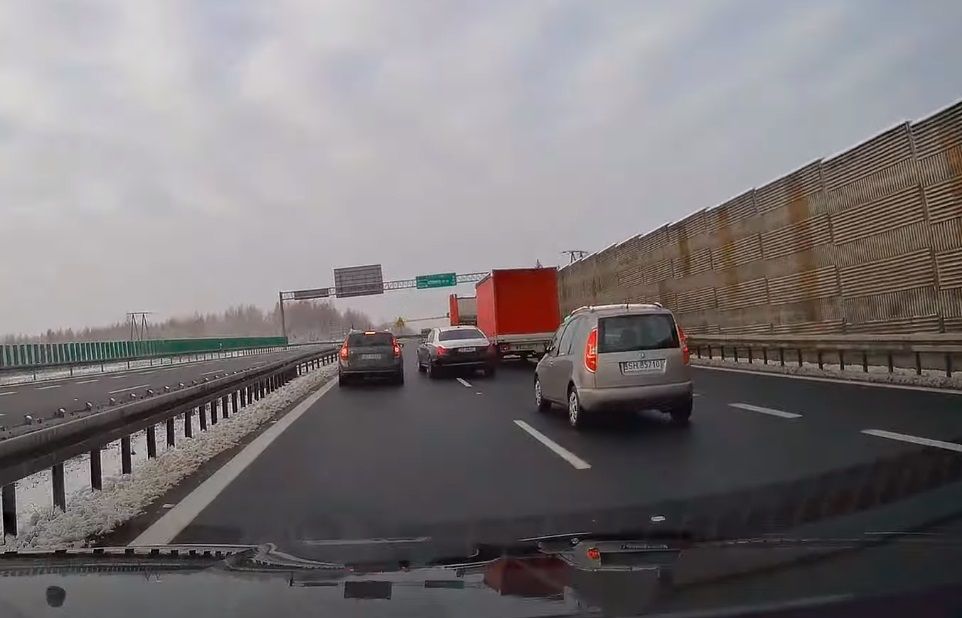 Wideo - kierowca Mercedesa rozpycha się na drodze