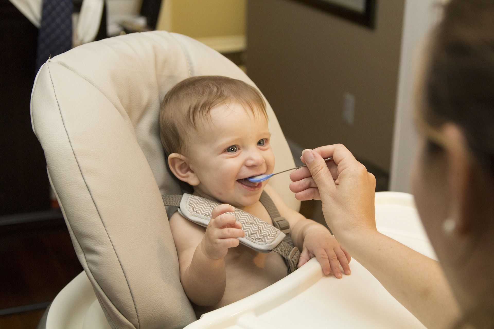 Rozszerzanie diety niemowlaka – kiedy je rozpocząć i co wprowadzić?
