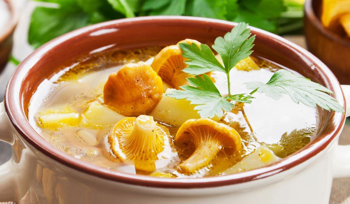 Zupa z kalafiora nigdy nie była tak smaczna. Sekretem są pieczone warzywa i aromatyczne kurki