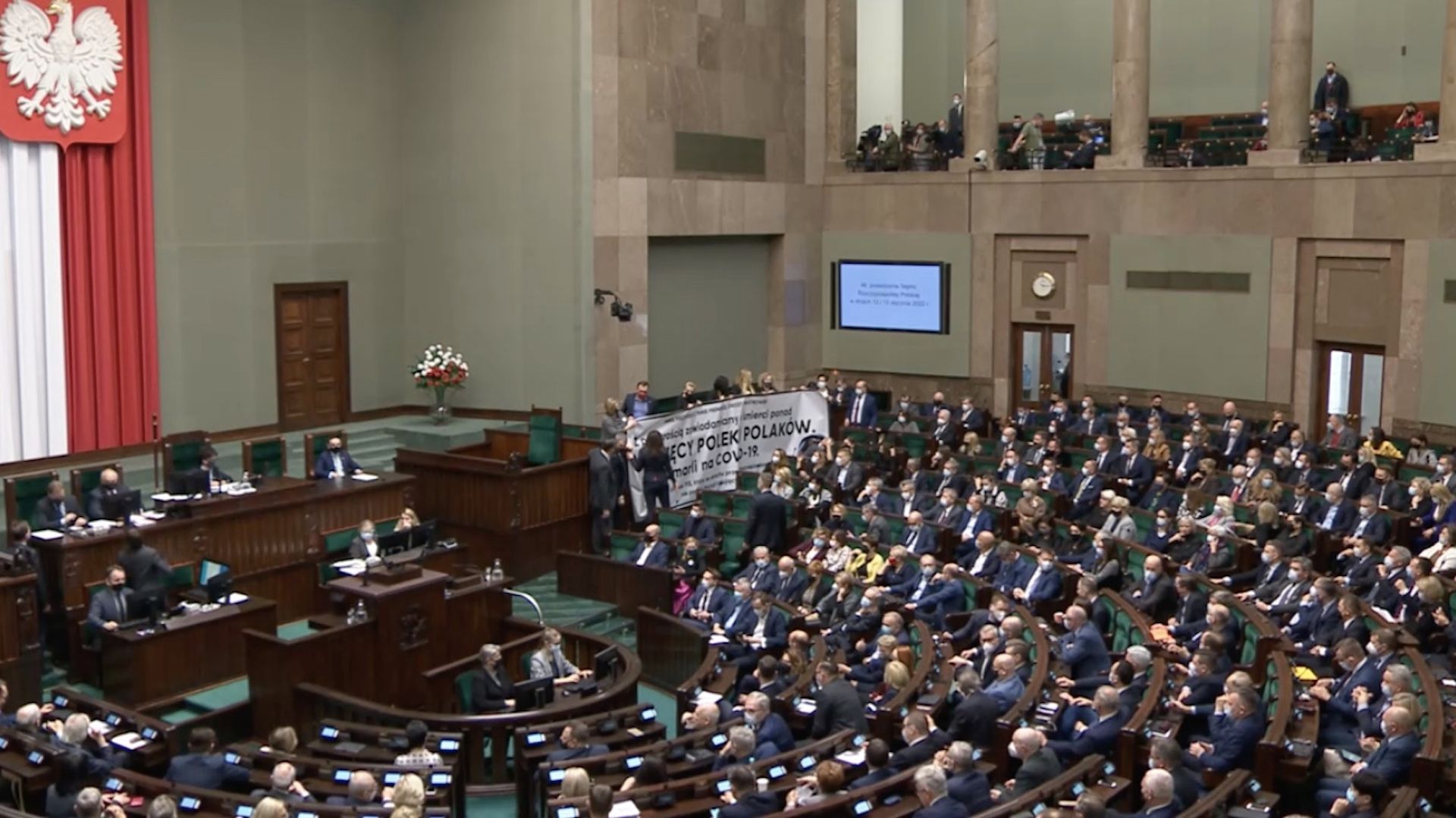 Wielki baner na sali plenarnej w Sejmie, burzliwe obrady z żądaniem wobec rządu PiS ws. szczepień