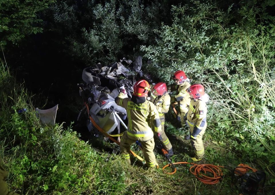 Strażacy byli bezradni. Kierowca zginął, a silnik jego auta znaleziono 30 metrów dalej. Fot.: OSP Cedry Wielkie
