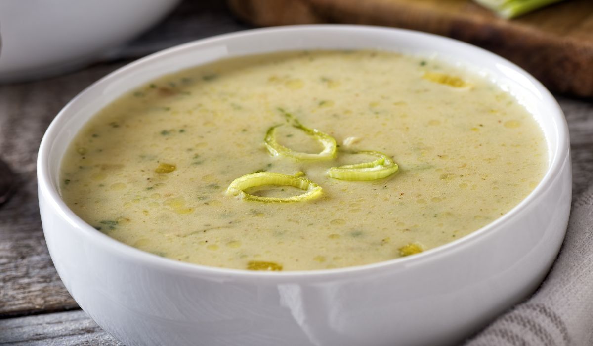 Szybka zupa z pora według Kuronia. Tańszej i smaczniejszej nie wymyślisz. Pamiętaj tylko o chrupiącym dodatku