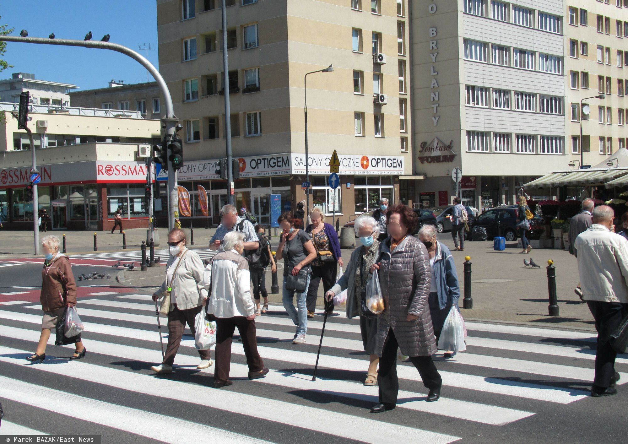 PHOTO: ZOFIA I MAREK BAZAK / EAST NEWS Warszawa N/z ludzie na przejsciu dla pieszych