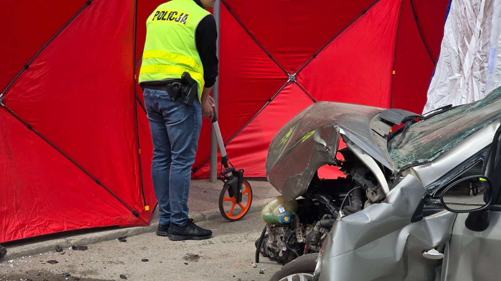 Tragiczny wypadek w Ząbkowicach Śląskich. Samochód uderzył w ścianę, nie żyje kobieta