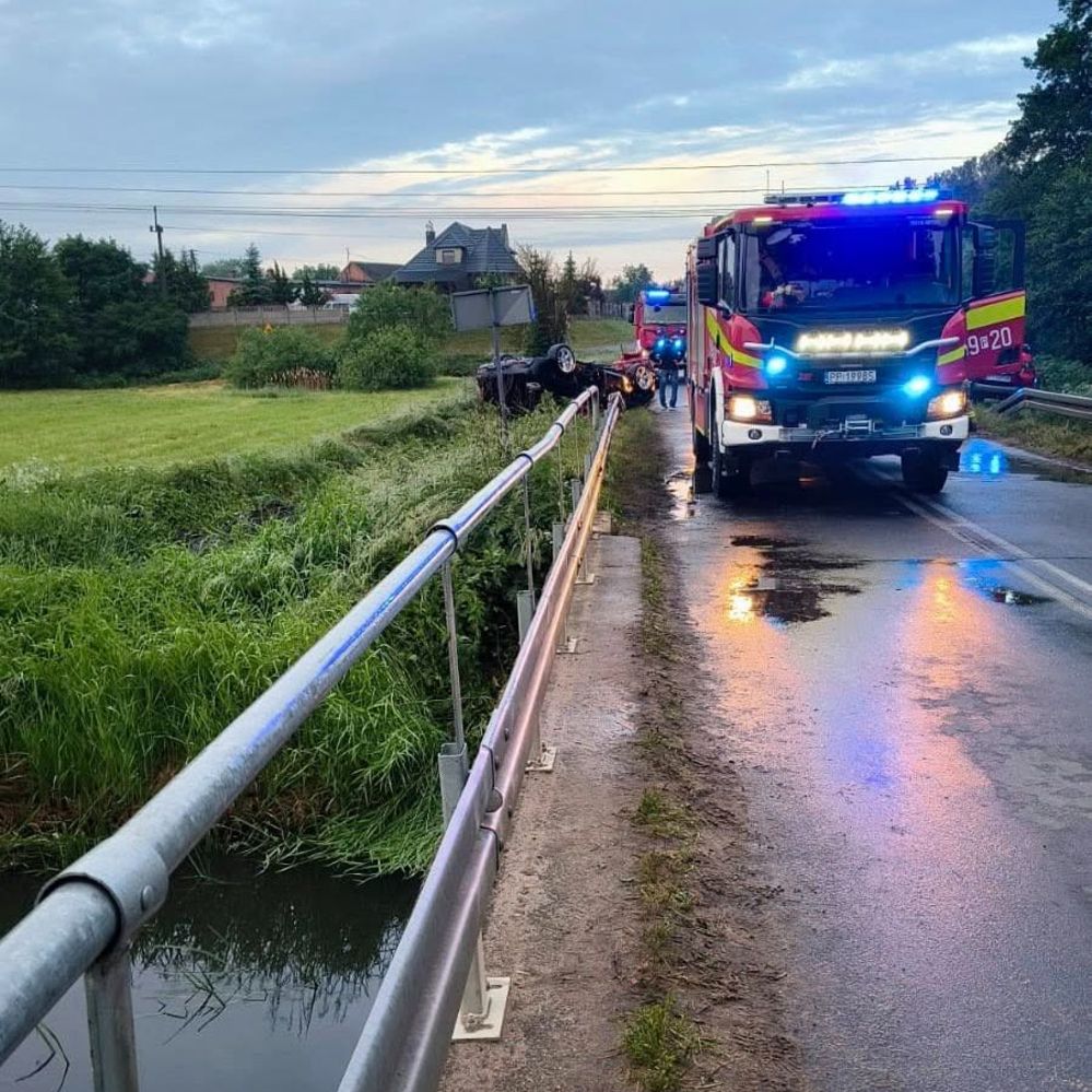 Tragiczny wypadek na polskiej trasie. BMW wpadło do rzeki, w akcji wszystkie służby