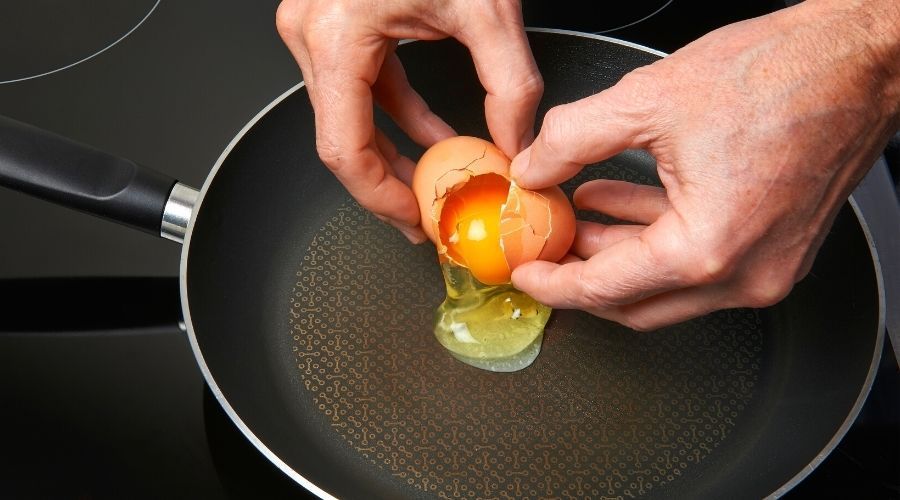 Czego unikać podczas robienia jajecznicy? 