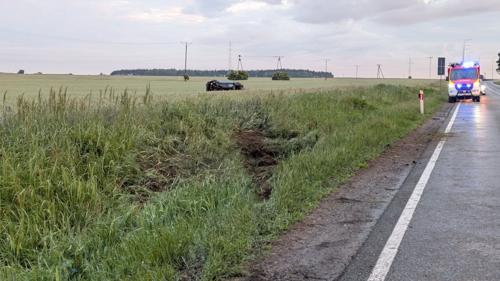 Groźny wypadek pod Kępnem. Samochód wypadł z drogi i dachował, 5 osób rannych