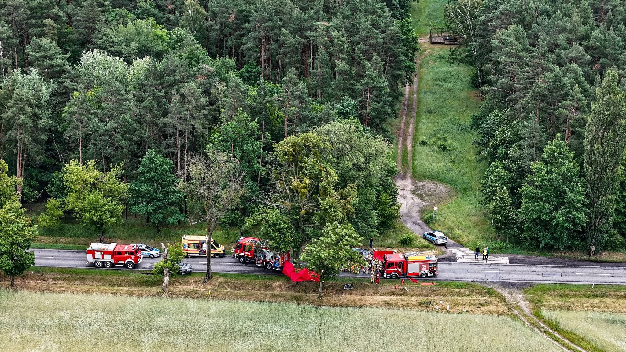 Tragedia na polskiej trasie. Osobówka rozbiła się na drzewie, służby przekazały fatalne wieści