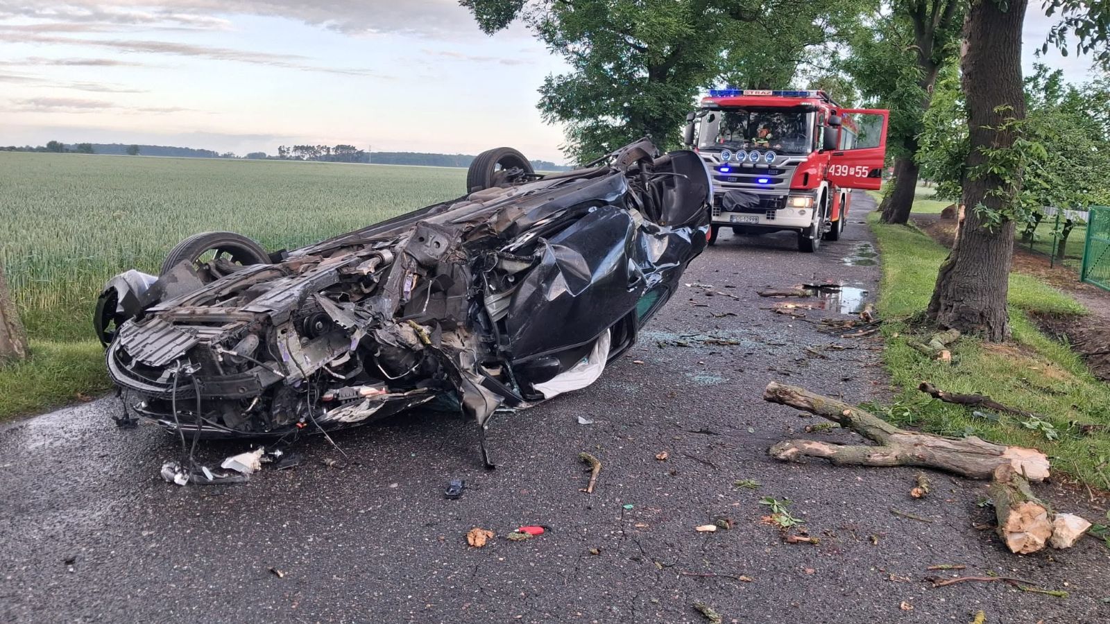 Fatalny wypadek w Siedmiorogowie I. Samochód dachował, służby w akcji