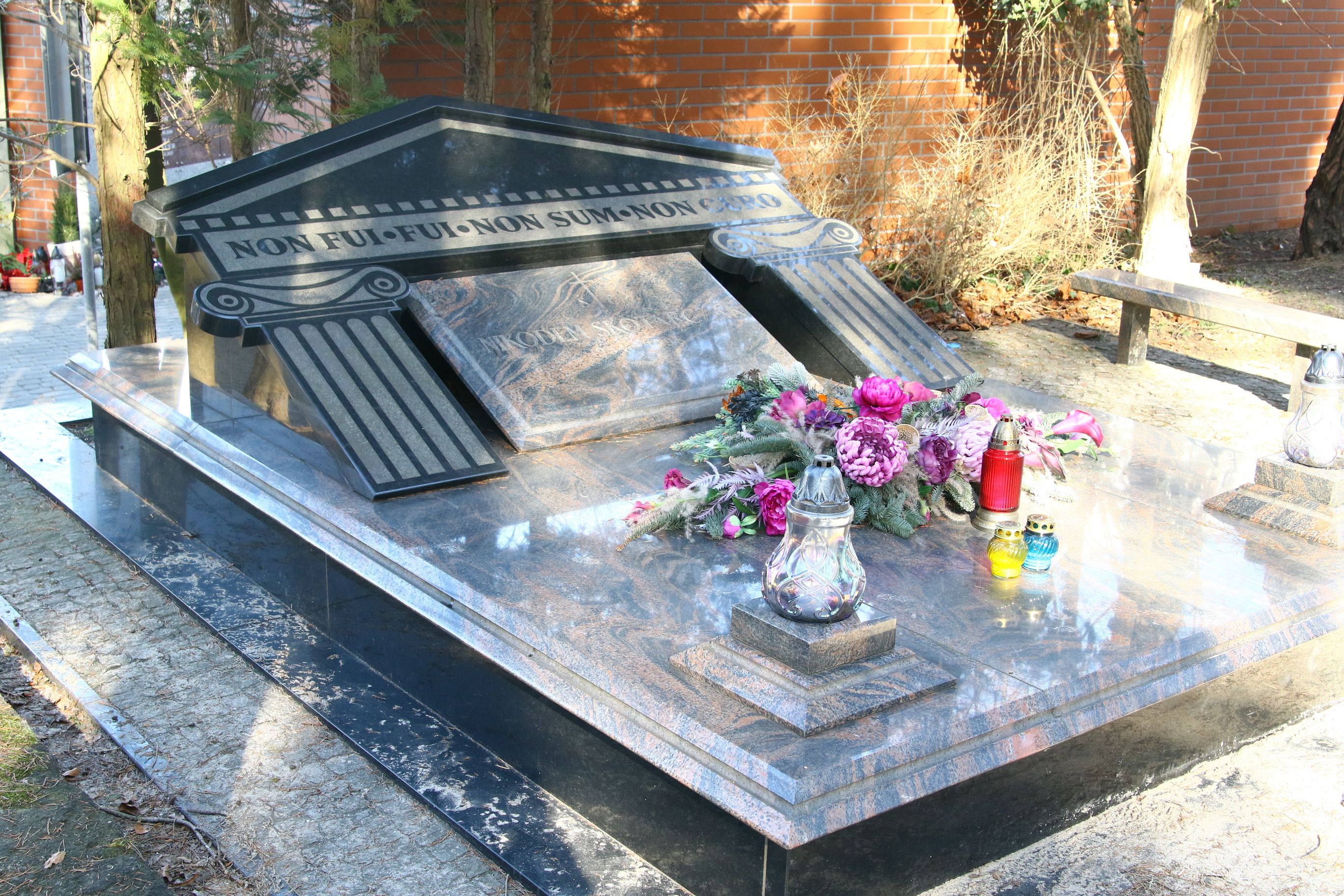 Tylko u nas: Tak po latach wygląda grób gangstera Nikosia! W oczy rzuca się napis po łacinie. Znaczenie aż mrozi