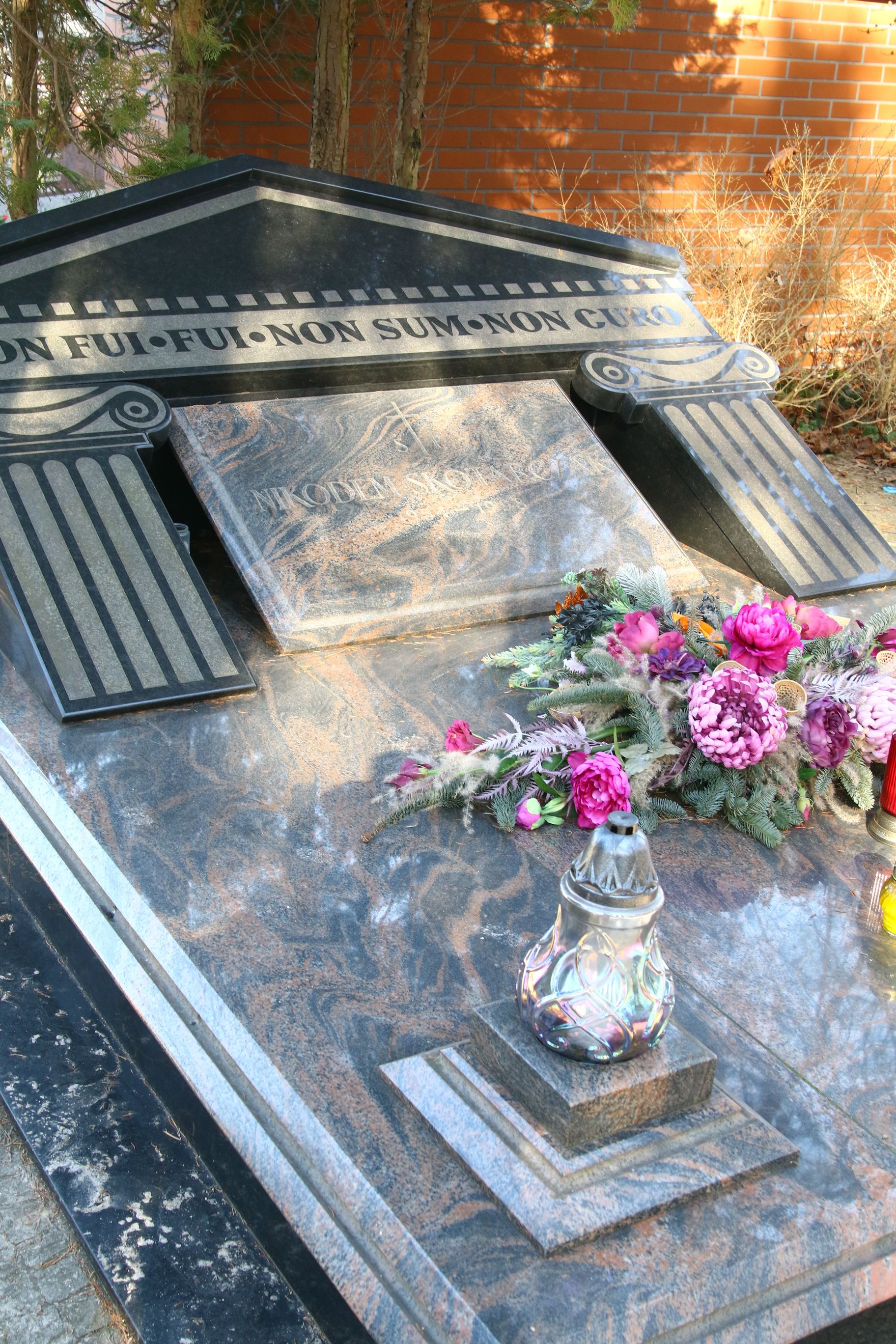 Tylko u nas: Tak po latach wygląda grób gangstera Nikosia! W oczy rzuca się napis po łacinie. Znaczenie aż mrozi