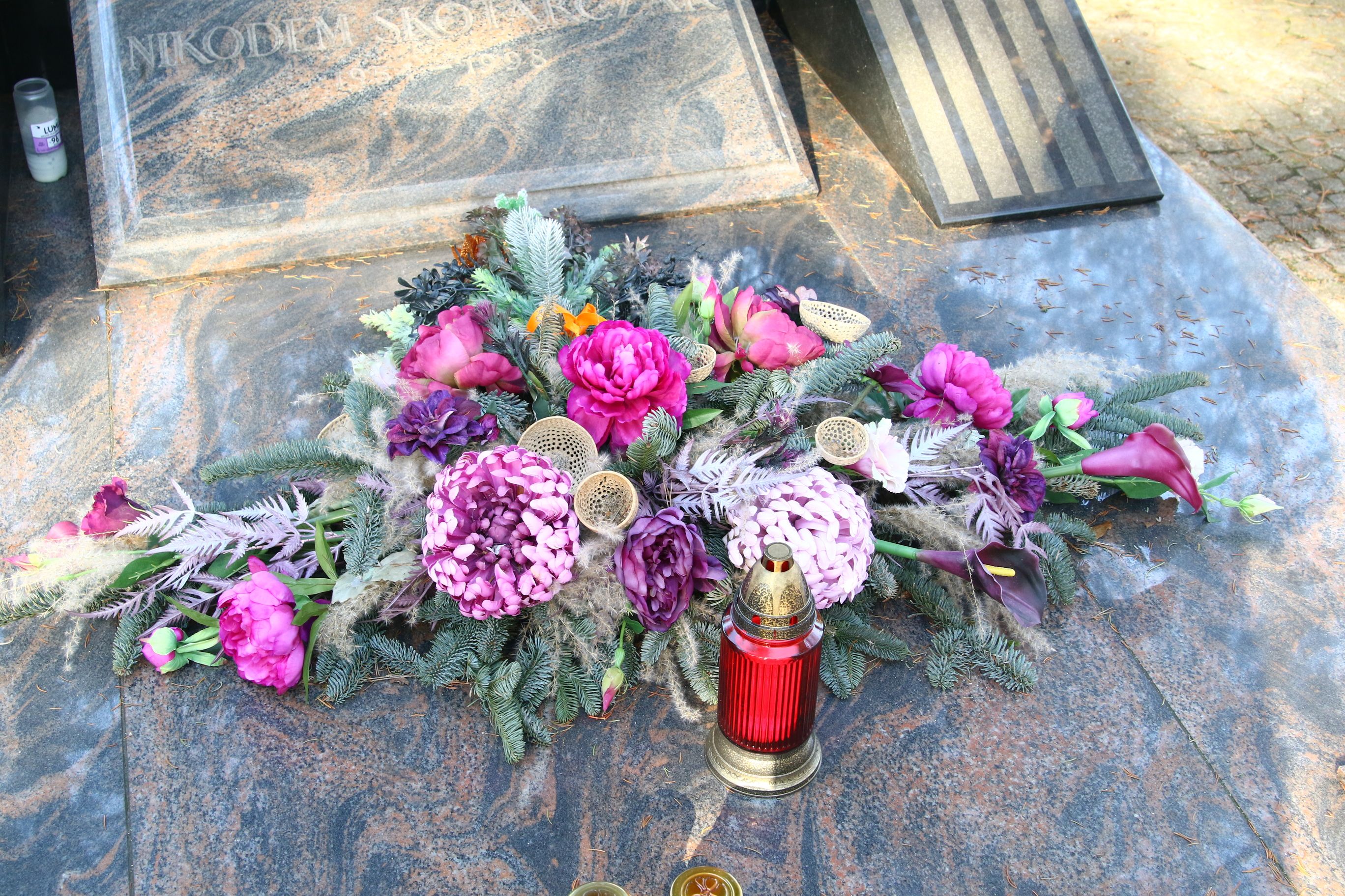 Tylko u nas: Tak po latach wygląda grób gangstera Nikosia! W oczy rzuca się napis po łacinie. Znaczenie aż mrozi