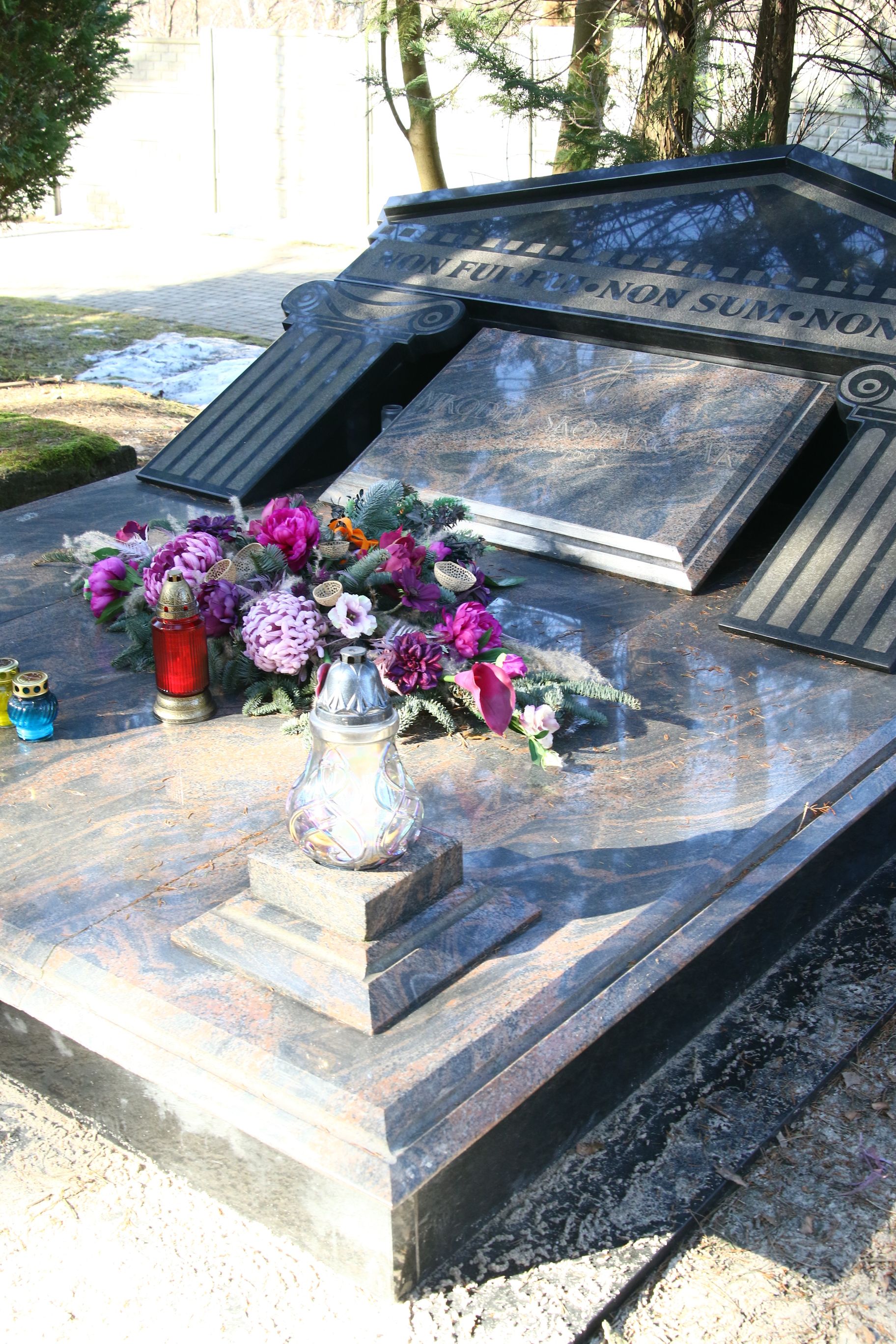 Tylko u nas: Tak po latach wygląda grób gangstera Nikosia! W oczy rzuca się napis po łacinie. Znaczenie aż mrozi