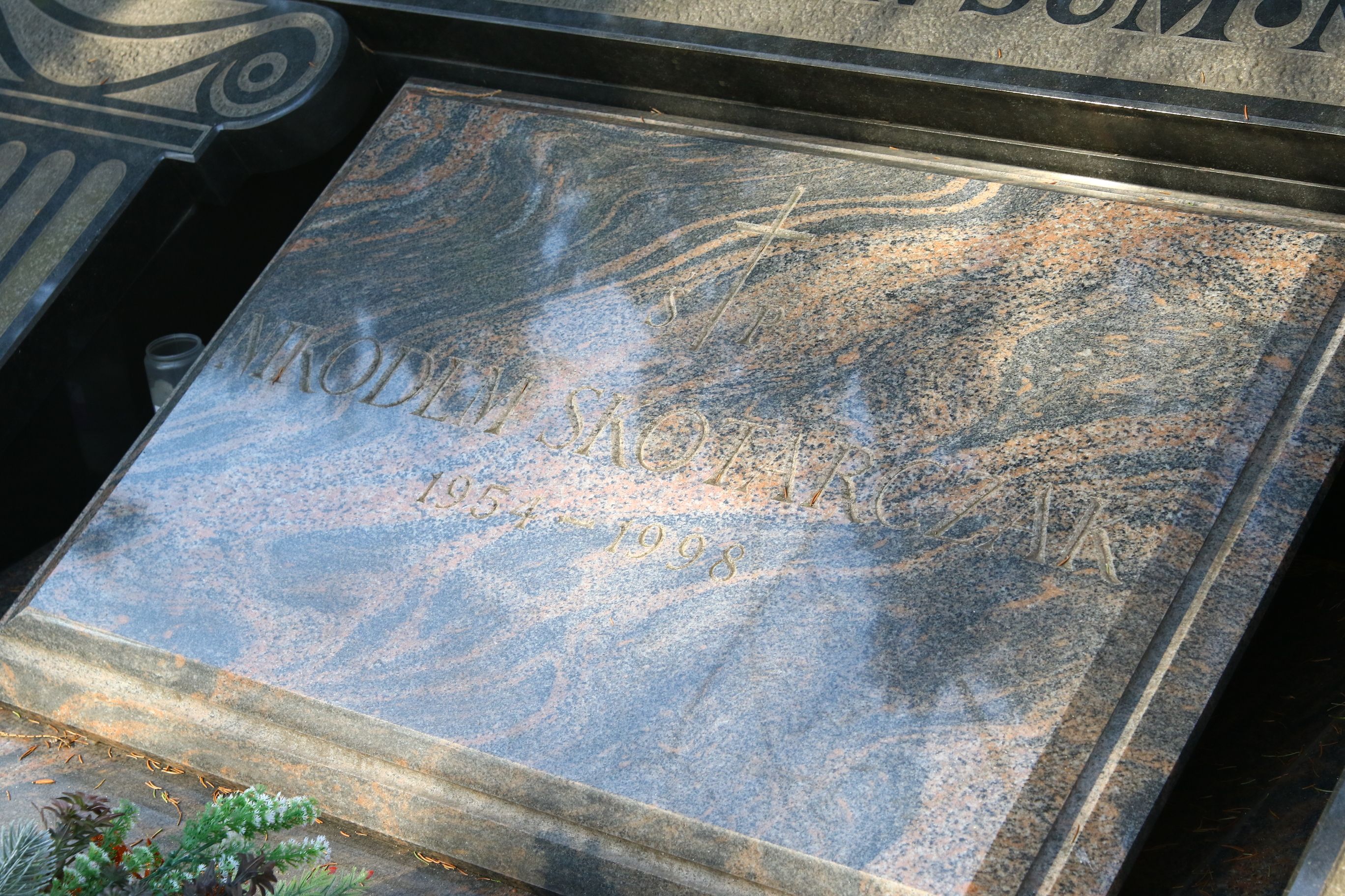 Tylko u nas: Tak po latach wygląda grób gangstera Nikosia! W oczy rzuca się napis po łacinie. Znaczenie aż mrozi