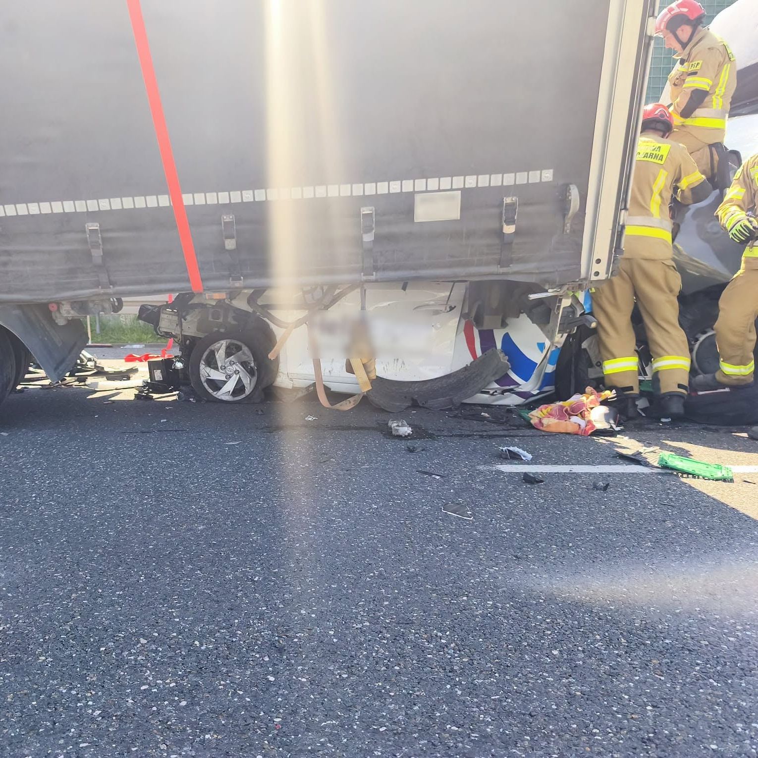 Fatalny wypadek na A1. Samochód zmiażdżony między TIRem a busem. Trwa akcja służb