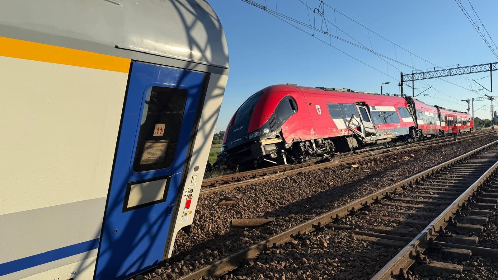 Utrudnienia po zderzeniu pociągów w Białośliwiu. Trwa udrażnianie torów