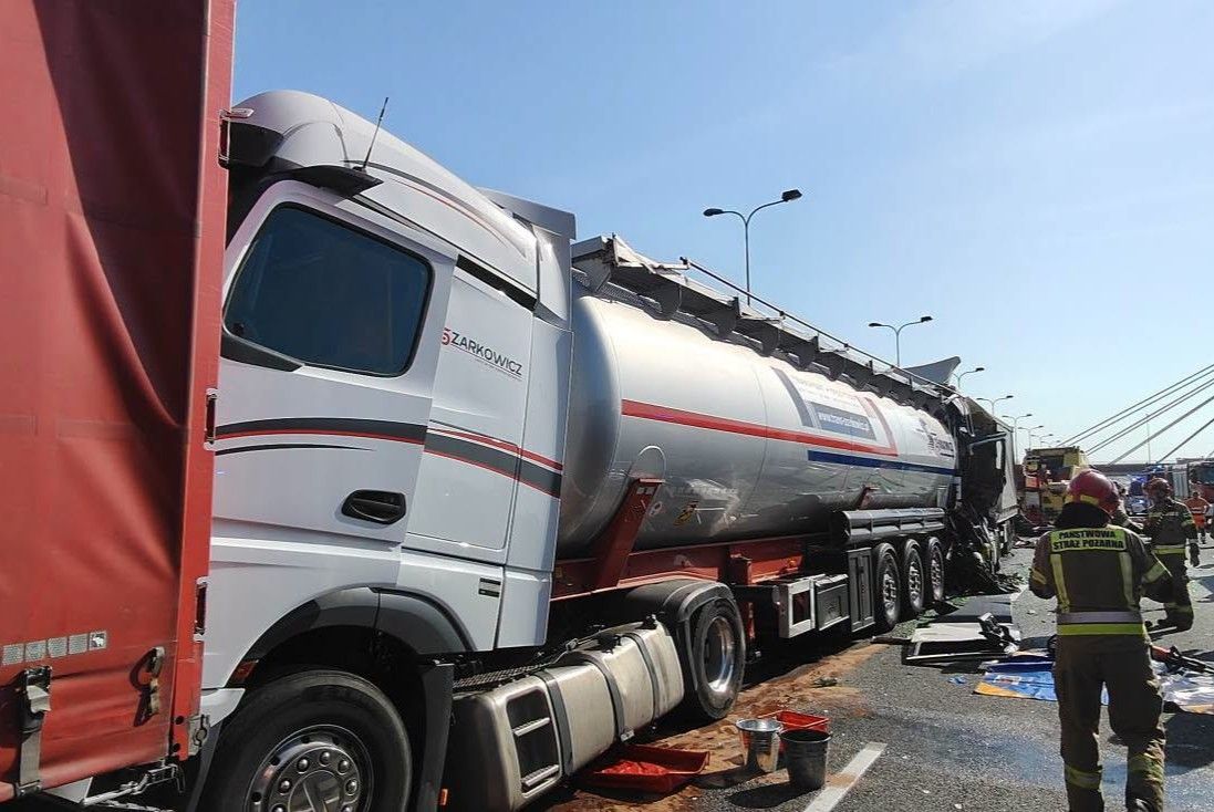 Śmiertelny wypadek na autostradzie. Zderzenie czterech ciężarówek, trasa w Gliwicach zablokowana