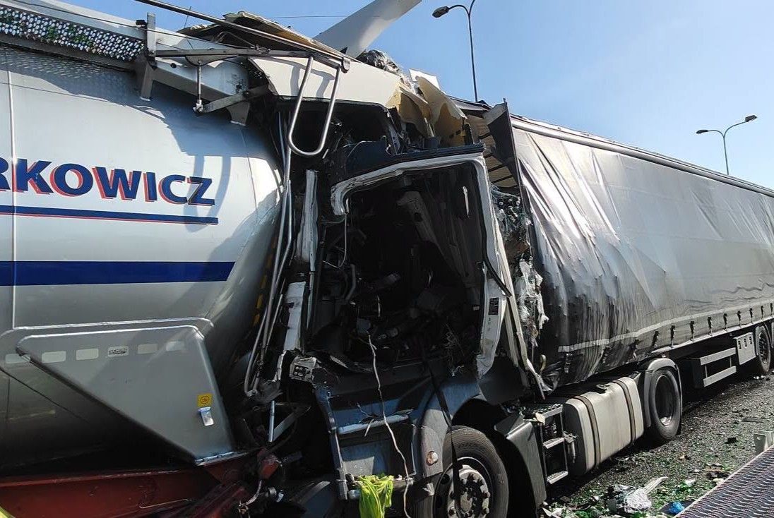 Śmiertelny wypadek na autostradzie. Zderzenie czterech ciężarówek, trasa w Gliwicach zablokowana