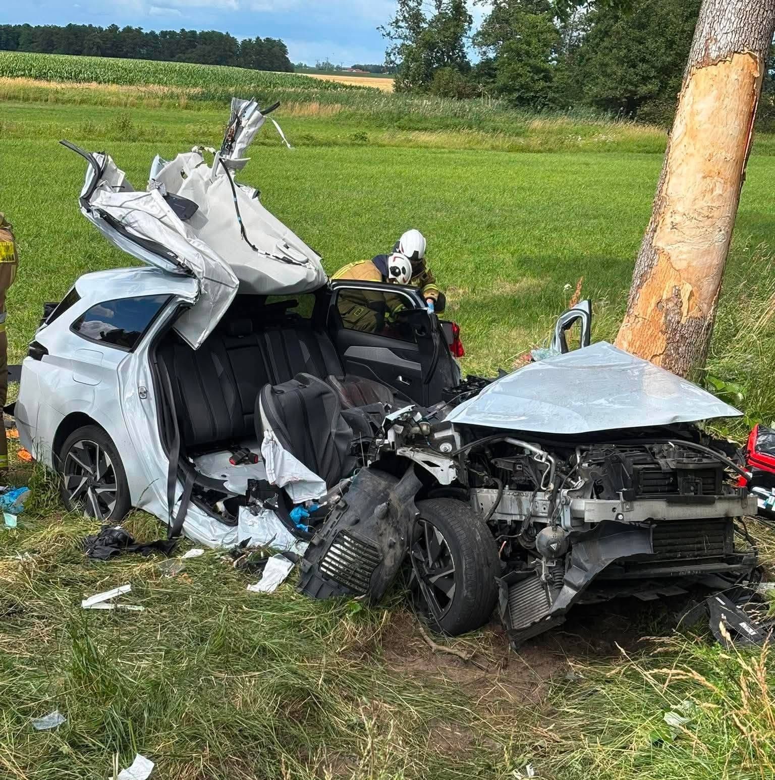 Zderzenie podczas wyprzedzania na DK60. Trzy osoby w szpitalu, lądował śmigłowiec