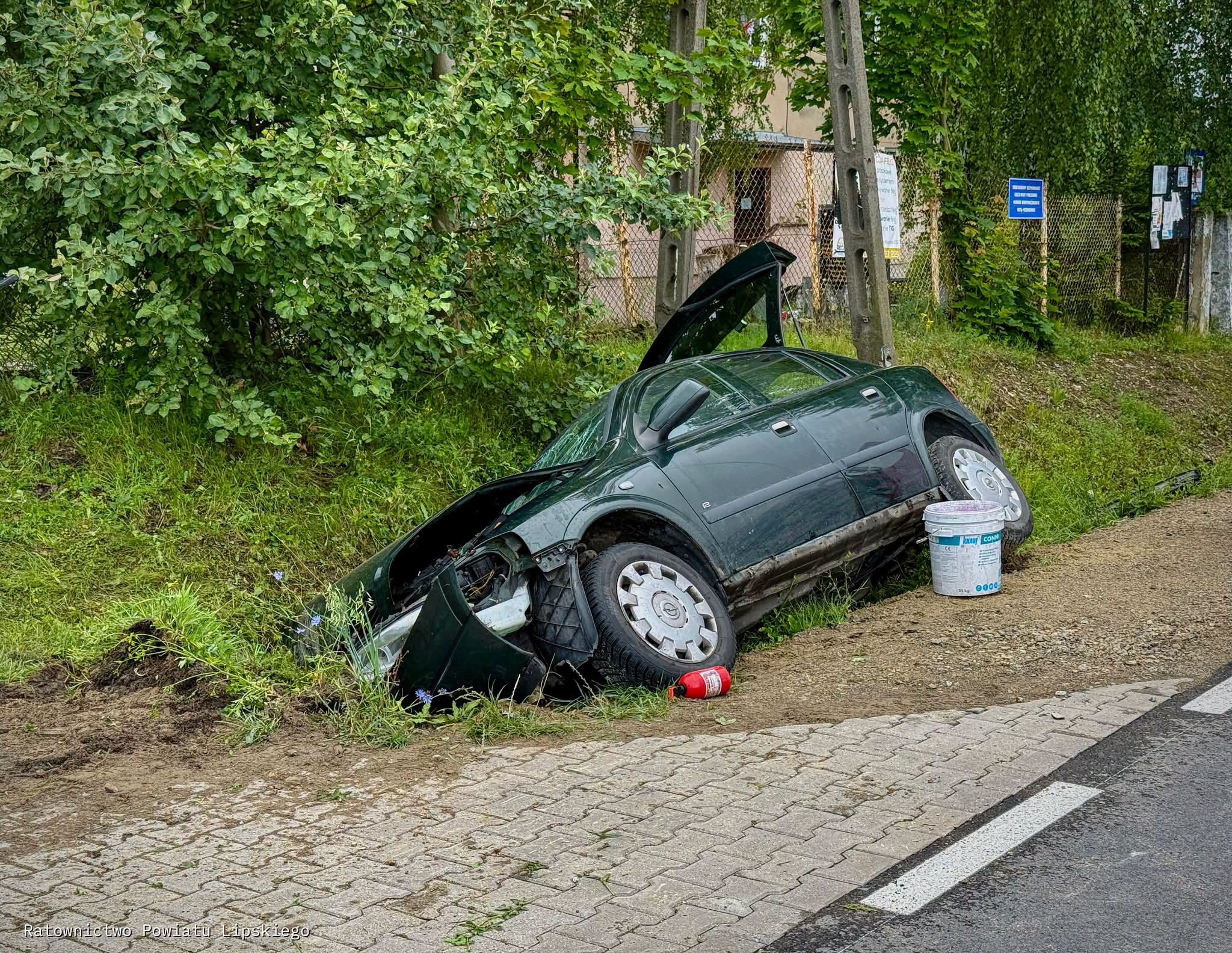 Wypadek w Jaworze Soleckim. Samochód wypadł z drogi, są ranni