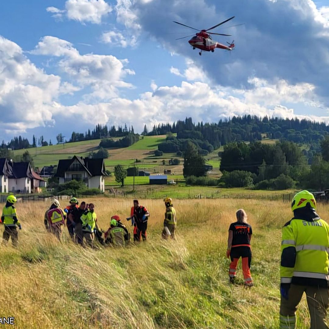 Tragiczny wypadek w Białce Tatrzańskiej. Samochód uderzył w ogrodzenie, nie żyje dziecko