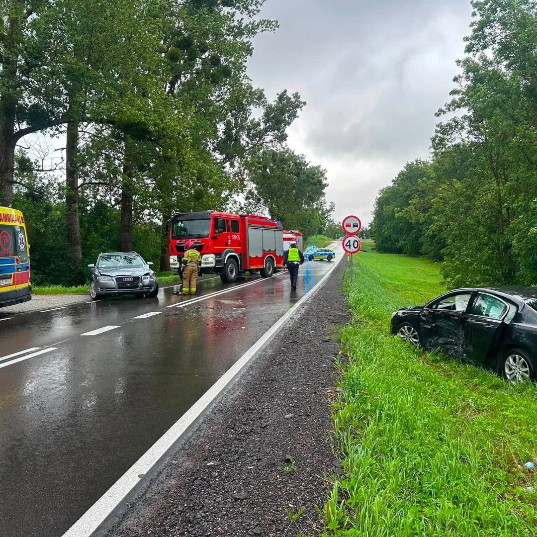 Czołowe zderzenie na DW655 w Lipkowie. Dwie osoby zostały ranne
