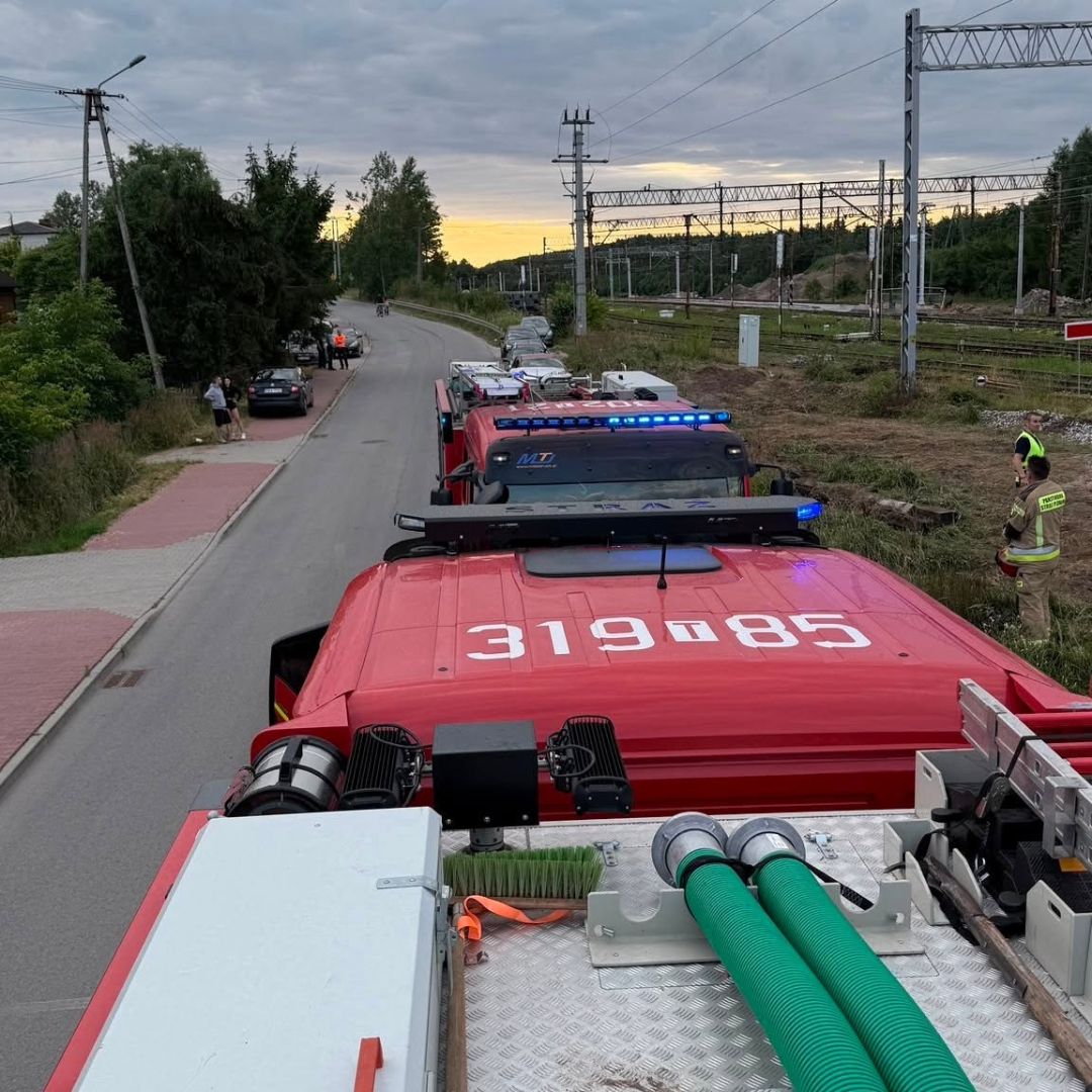 Wykolejenie pociągu w woj. świętokrzyskim, lokomotywa wypadła z torów. Utrudnienia i opóźnienia na kolei