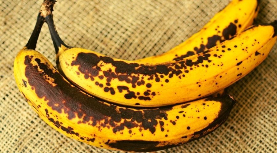 Czy można jeść banana z czarną skórką?
