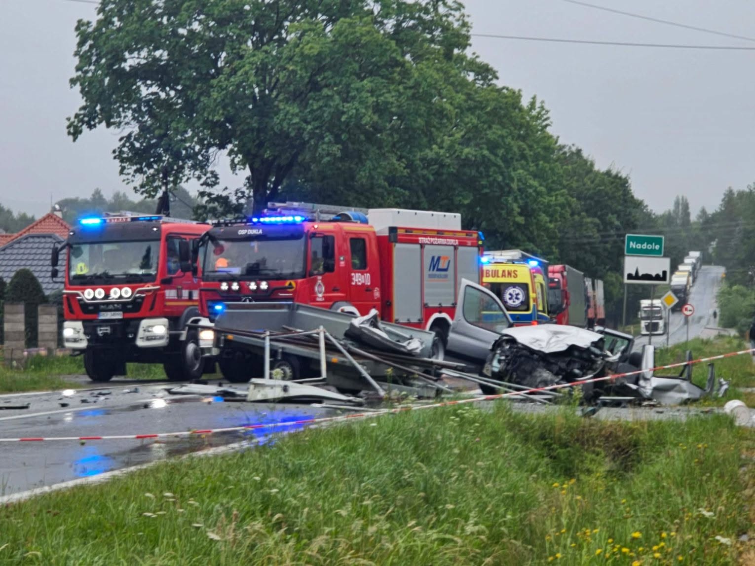 Osobówka zderzyła się z ciężarówką i wypadła z drogi. Służby w akcji, kierowca był uwięziony
