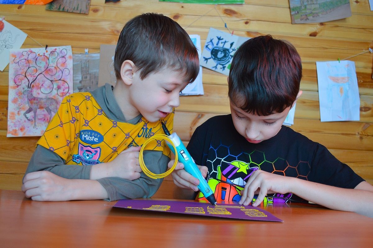 Dzieci z długopisem 3D