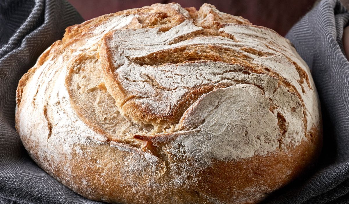 Jak prawidłowo przechowywać chleb? Większość Polaków popełnia fatalny błąd. Przez niego pieczywo momentalnie pleśnieje