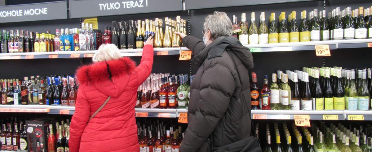 PHOTO: ZOFIA I MAREK BAZAK / EAST NEWS Warszawa sklep Biedronka, siec handlowa, wlasciciel Jeronimo Martins Polska N/Z Zakup alkoholu