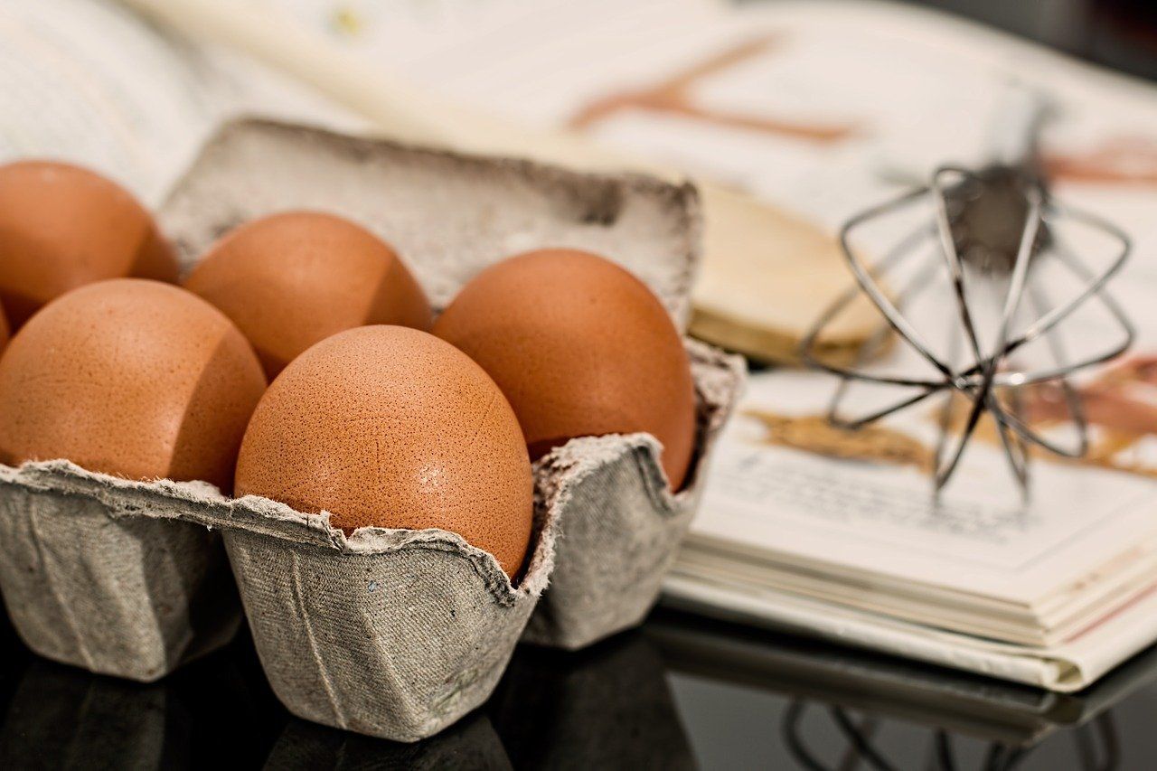 Śniadaniowe jajka zapiekane w formie na muffiny
