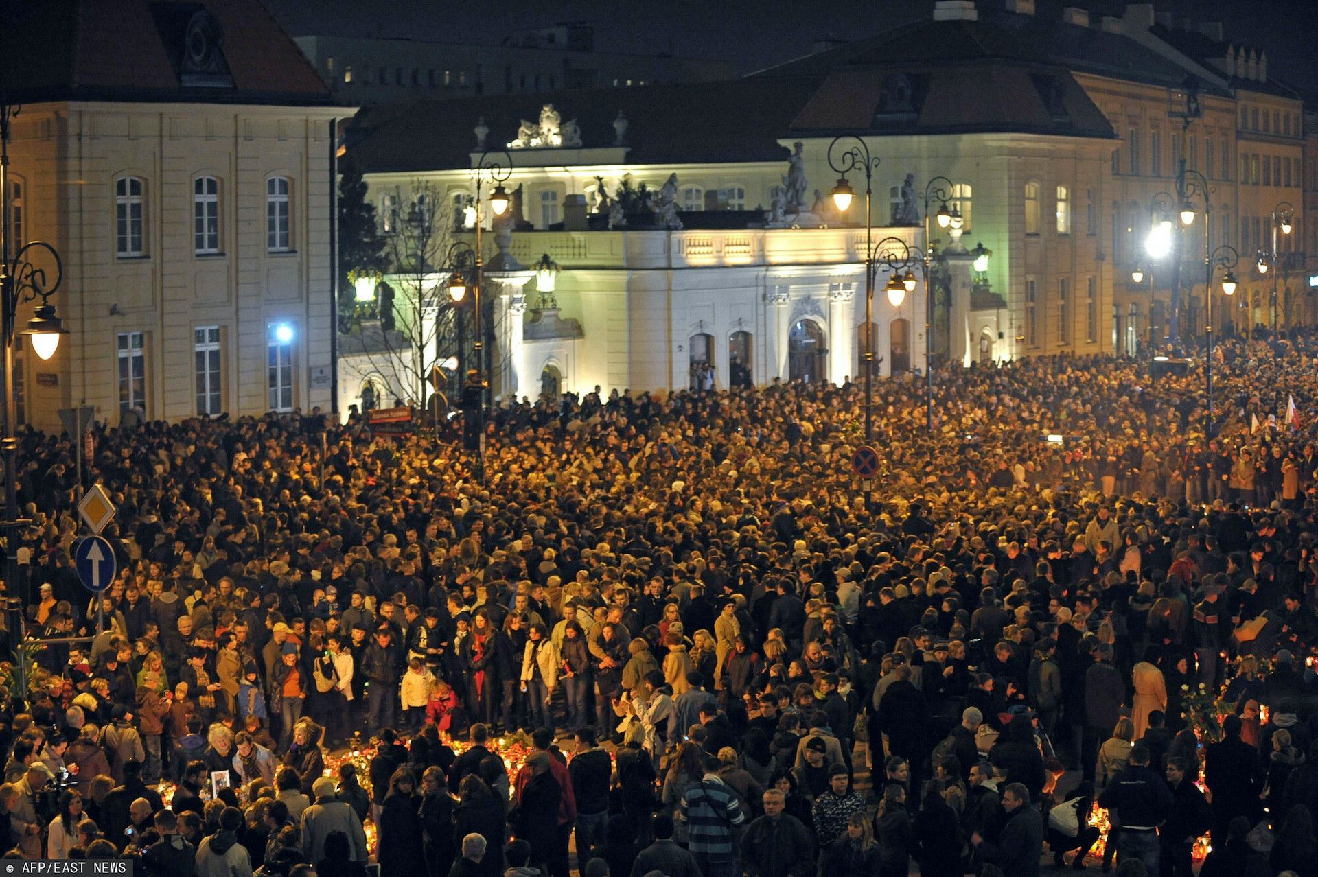 Tłumy na wieczornym czuwaniu pod Pałacem Prezydenckim
