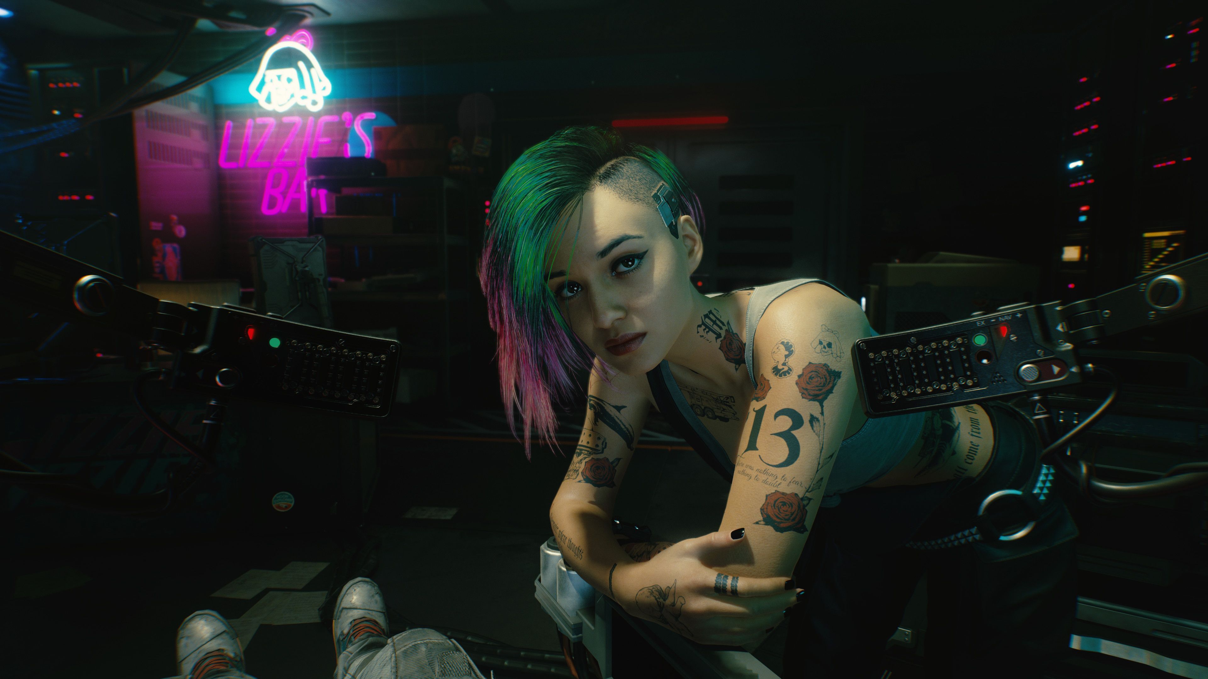 Screen z Cyberpunka 2077 przedstawiający bohatera patrzącego na żeńską NPC