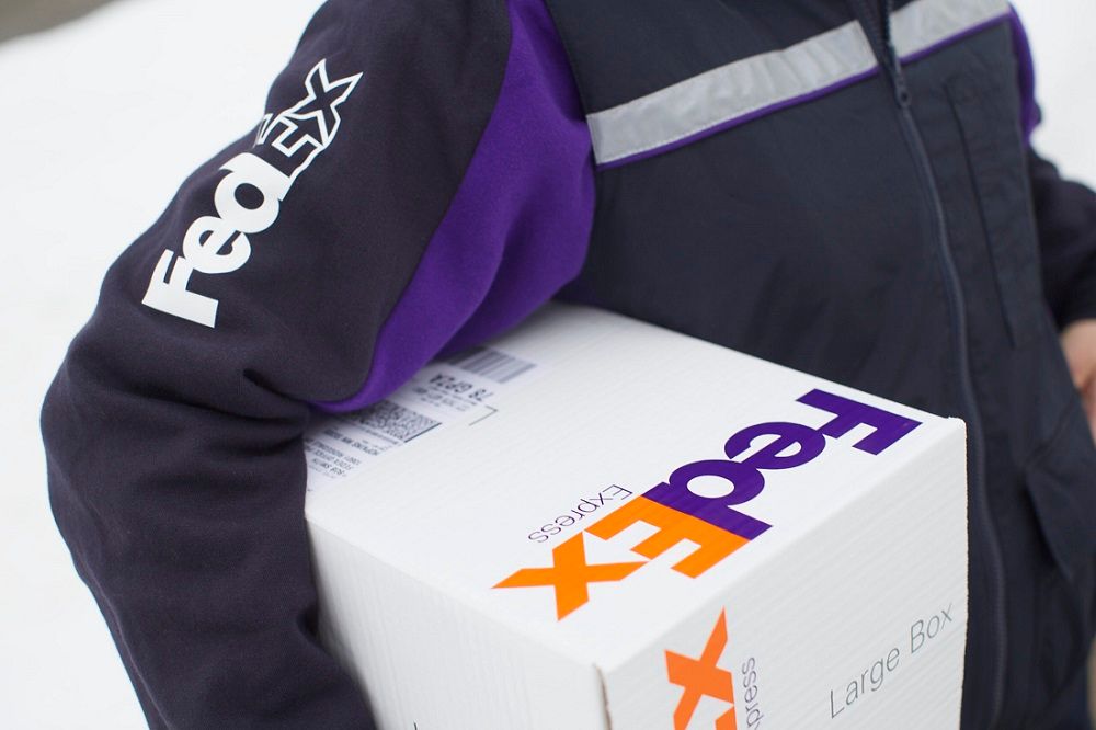 Kurier z paczką FedEx