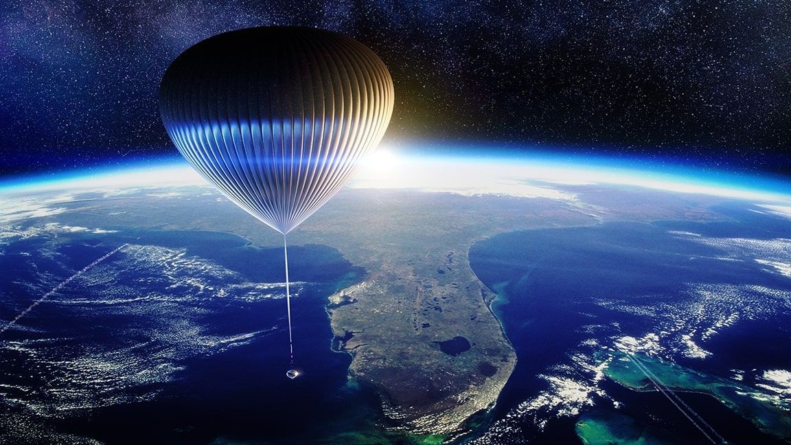 Wizualizacja lotu kosmicznym balonem Space Perspective. Ogromny balon na tle Florydy.