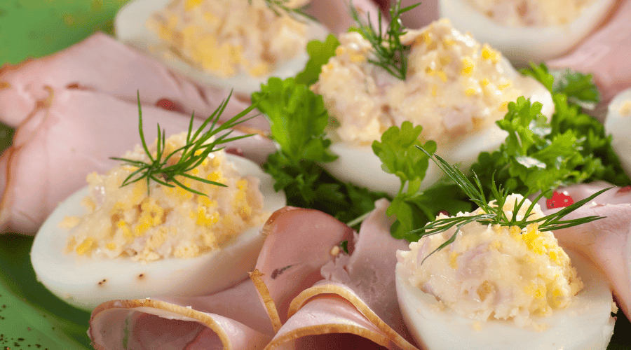 Jajka faszerowane szynką i ogórkiem kiszonym