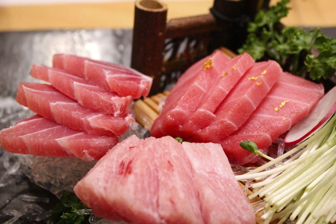Steki z tuńczyka z sosem paprykowym