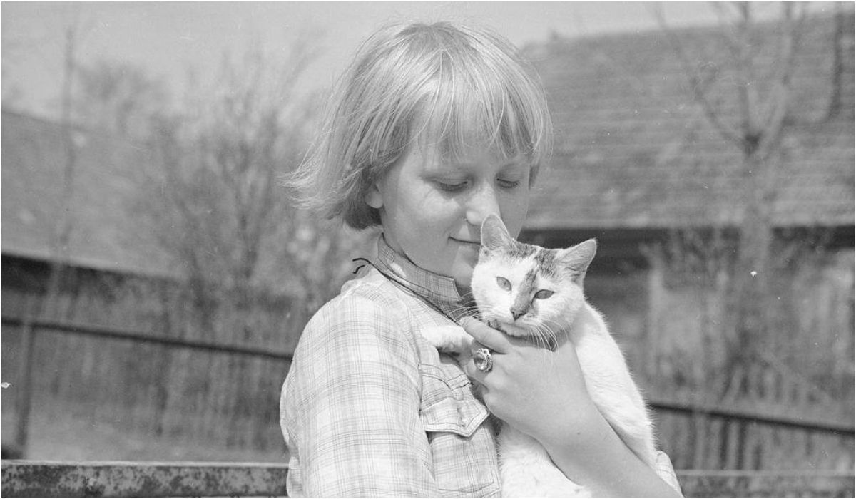 Dziewczynka z kotem na rękach we wsi Kalinówka k. Brańska, 1980-05-10